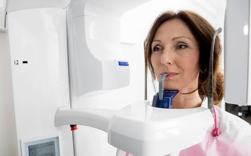 Bild Digitales Röntgen - Digitales Röntgen ist Standard der minimal-invasiven, patientenschonenden Zahnmedizin: Die Strahlung ist minimal und die Bilder extrem scharf und sofort verfügbar.