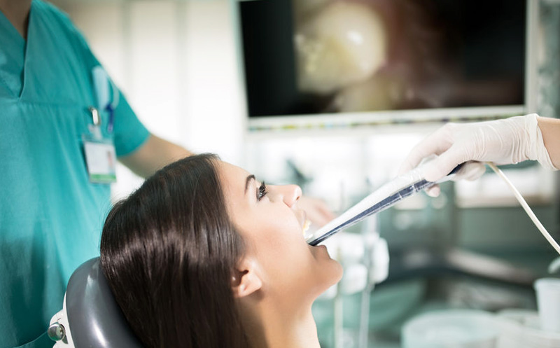 Bild - Intraorale Kamera - Patienten können mit der Intraoralen Kamera direkt am Monitor sehen, was an den Zähnen gemacht wird oder wie der Zustand ist.