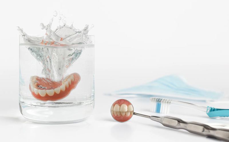 Bild Prothesenreinigung - Regelmäßige Professionelle Prothesenreinigung beim Zahnarzt bewahrt die Ästhetik und Haltbarkeit des kostbaren Zahnersatzes.
